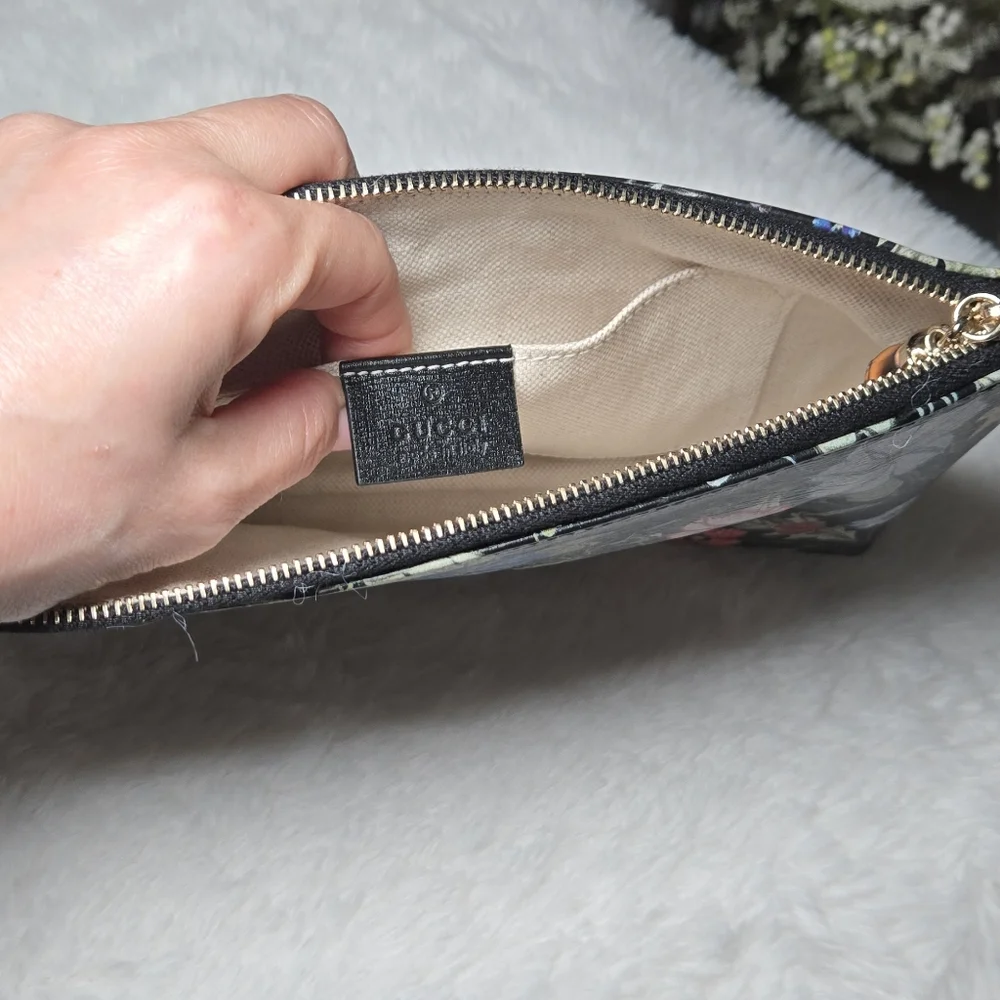 Gucci Black Floral Zip Pouch with Multicolor Blooms - Picture 2 of 6